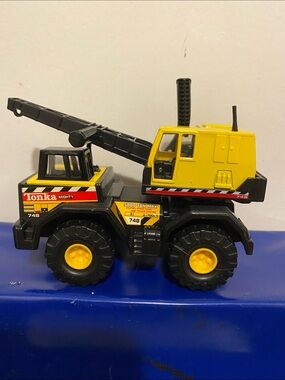Vintage 2000 Tonka mini 4 inch Yellow and Black Crane Truck Toy with Moving Boom